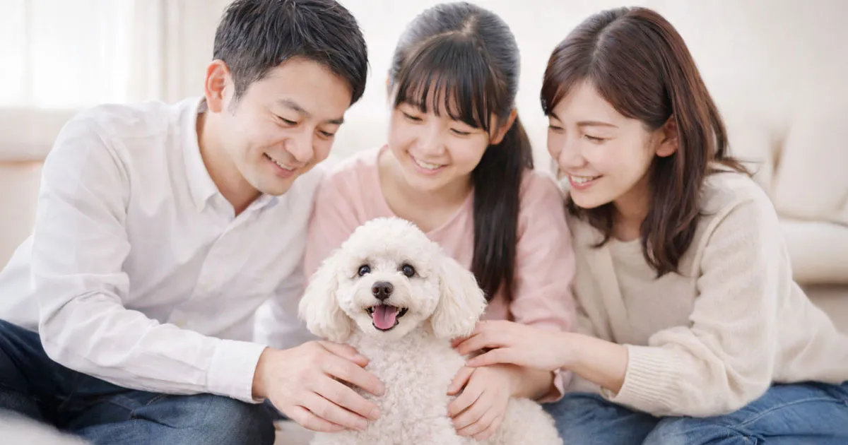 愛犬を囲む家族